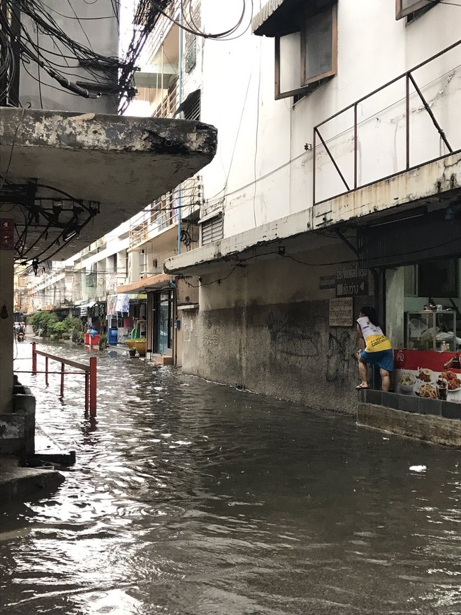 Loạt ảnh hài hước chứng minh ngập lụt ở Bangkok không hề buồn rười rượi như người ta vẫn tưởng - Ảnh 7.