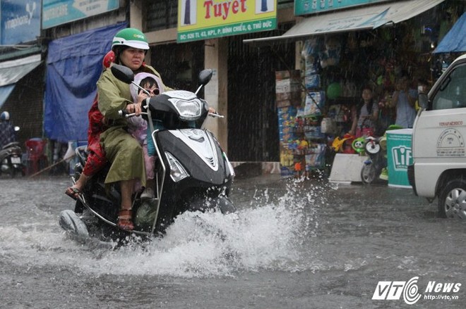 Mưa như thác đổ, đường Sài Gòn biến thành sông, xe cộ chết máy la liệt - Ảnh 7.