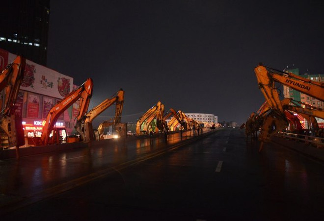 Chỉ sau một đêm, hơn 200 chiếc máy xúc xếp hàng dài đánh sập một cây cầu vượt tại Trung Quốc - Ảnh 6.
