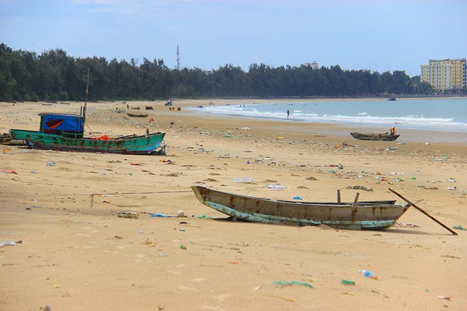 Quảng Ninh: B&atilde;i T&igrave;nh Y&ecirc;u ngập r&aacute;c, ế chỏng chơ - Ảnh 6.
