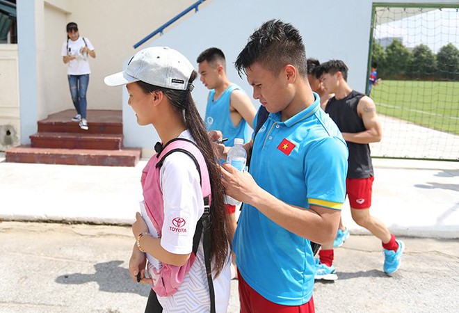 Fan nữ đ&ograve;i k&yacute; l&ecirc;n &aacute;o, C&ocirc;ng Phượng... trốn, nhường đồng đội - Ảnh 6.
