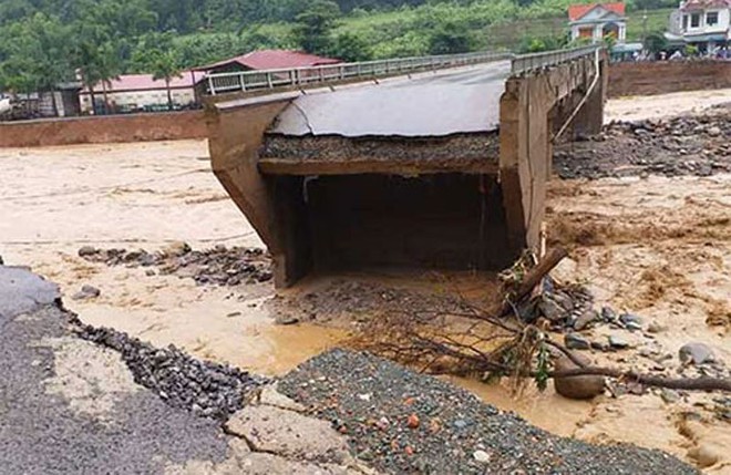 Sơn La: Đu d&acirc;y tiếp gạo, trai tr&aacute;ng ng&atilde; d&uacute;i dụi dưới suối dữ - Ảnh 7.