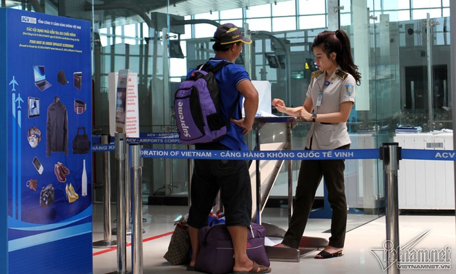 G&agrave; quang qu&aacute;c tr&ecirc;n b&agrave;n c&acirc;n k&yacute; gửi h&agrave;nh l&yacute; m&aacute;y bay - Ảnh 6.