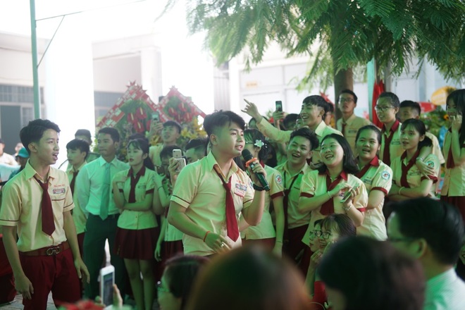 Only C, Miu Lê trở về tuổi thơ trong lễ Khai giảng trường TH-THCS-THPT Mỹ Việt - Ảnh 8.