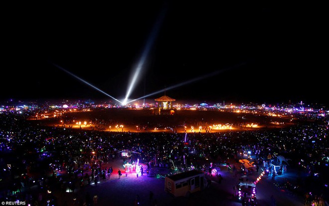 Mỹ: Du kh&aacute;ch tham gia lễ hội Burning Man kinh h&atilde;i khi thấy một người đ&agrave;n &ocirc;ng lao m&igrave;nh v&agrave;o biển lửa - Ảnh 6.