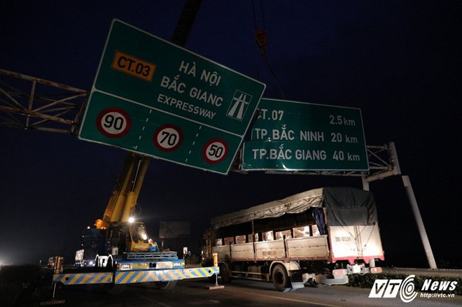 Ảnh: Gãy giàn biển báo giao thông, hàng loạt phương tiện chôn chân trên cao tốc Hà Nội - Bắc Giang - Ảnh 7.
