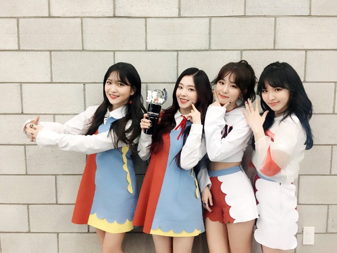 Hành động có 1 không 2 của Red Velvet dành cho thành viên vắng mặt gây sốt mạng xã hội - Ảnh 6.