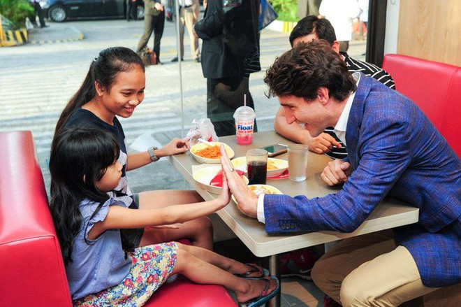 Thủ tướng điển trai Justin Trudeau đi mua gà rán, nước dâu tây và vui vẻ selfie với người hâm mộ tại Philippines - Ảnh 6.