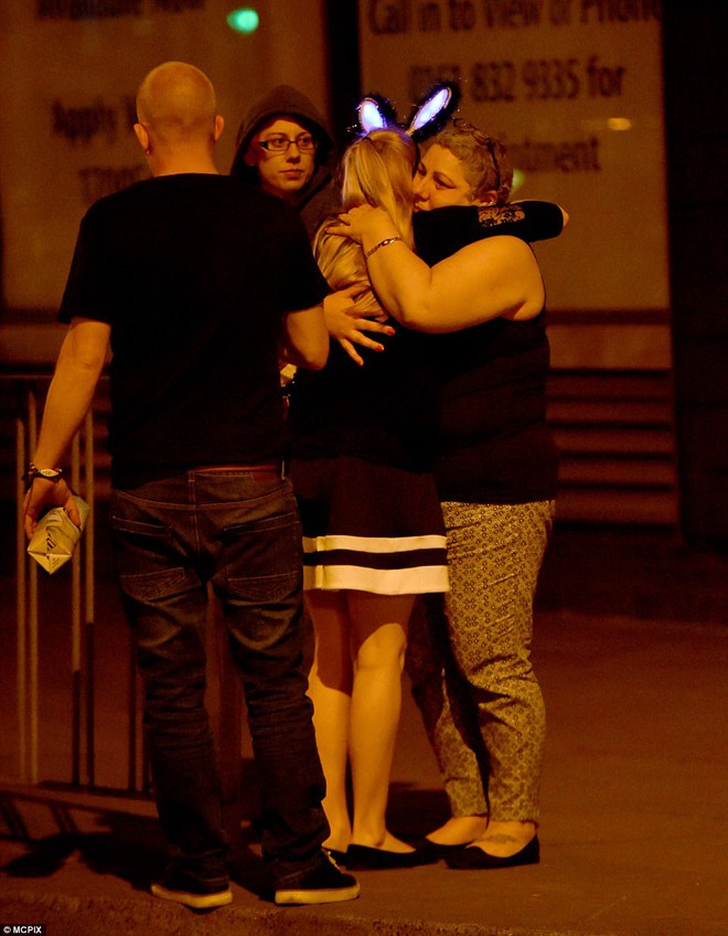 Khung cảnh hỗn loạn sau vụ nổ bom trong show nhạc Ariana Grande khiến ít nhất 70 người thương vong - Ảnh 18.