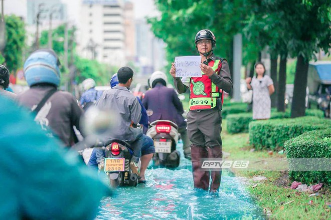 Ch&aacute;n cảnh ngập lụt dầm dề ở Bangkok, d&acirc;n mạng h&ocirc; biến con đường nước đen ng&ograve;m th&agrave;nh d&ograve;ng biển xanh ngắt - Ảnh 7.