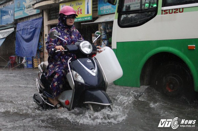 Mưa như thác đổ, đường Sài Gòn biến thành sông, xe cộ chết máy la liệt - Ảnh 8.