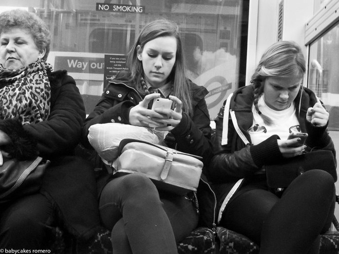 Chùm ảnh: Smartphone đang biến chúng ta thành những zombie câm lặng - Ảnh 7.