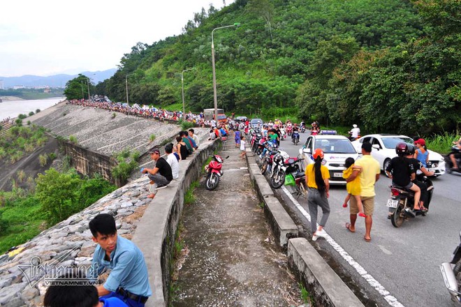 Bất chấp nguy hiểm, người d&acirc;n &ugrave;n &ugrave;n xem thủy điện xả lũ - Ảnh 7.