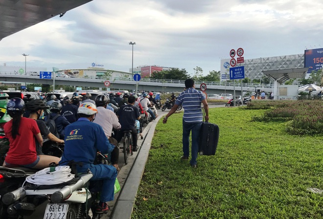 Cửa ngõ sân bay Tân Sơn Nhất hỗn loạn vì sự cố giao thông - Ảnh 7.