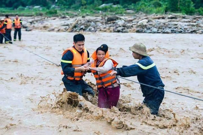 Sơn La: Đu d&acirc;y tiếp gạo, trai tr&aacute;ng ng&atilde; d&uacute;i dụi dưới suối dữ - Ảnh 8.