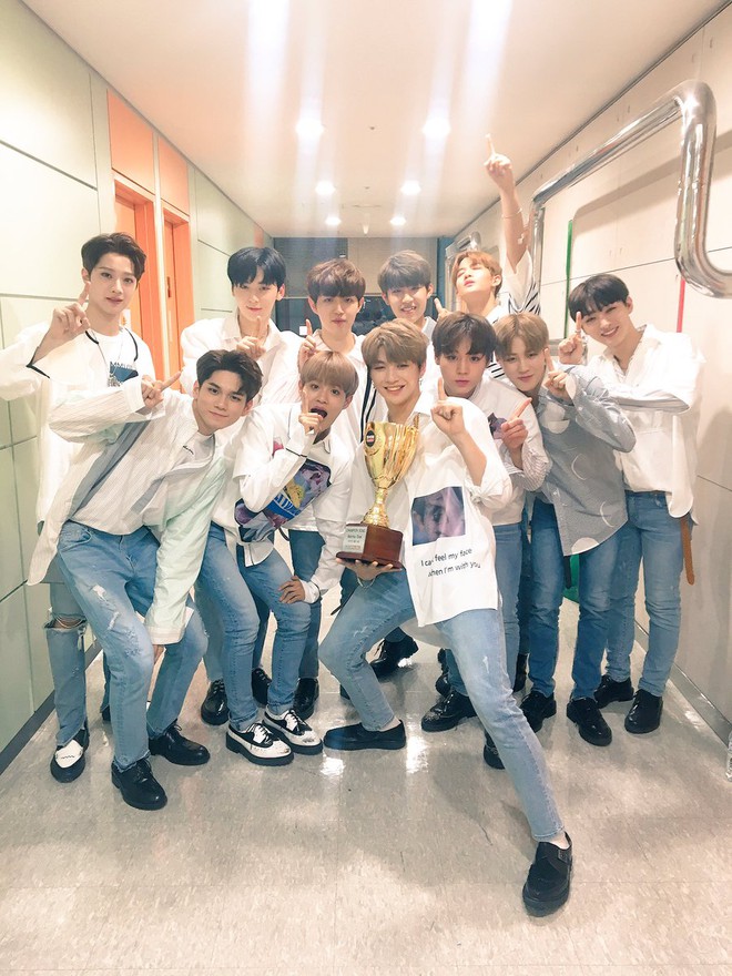 Mới 10 ng&agrave;y tuổi, Wanna One đ&atilde; x&ocirc; đổ kỷ lục của đ&agrave;n anh EXO - Ảnh 7.