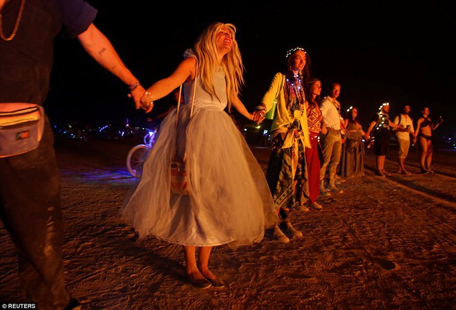 Mỹ: Du kh&aacute;ch tham gia lễ hội Burning Man kinh h&atilde;i khi thấy một người đ&agrave;n &ocirc;ng lao m&igrave;nh v&agrave;o biển lửa - Ảnh 7.