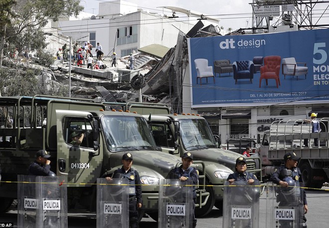 Khung cảnh đổ n&aacute;t tan hoang tại Mexico sau động đất: Nh&agrave; sập, hơn 100 người thiệt mạng v&agrave; những tiếng k&ecirc;u cứu từ khắp nơi - Ảnh 7.