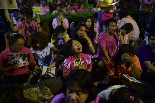 Một năm ngày mất Quốc vương Bhumibol Adulyadej: Những hình ảnh nỗi đau mất mát mà người dân Thái Lan không bao giờ quên - Ảnh 5.