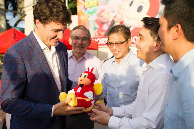 Thủ tướng điển trai Justin Trudeau đi mua gà rán, nước dâu tây và vui vẻ selfie với người hâm mộ tại Philippines - Ảnh 7.