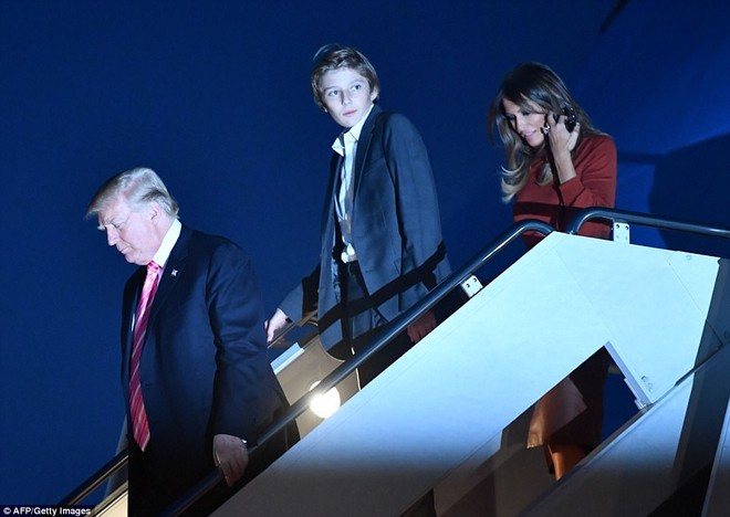 Cậu út Barron Trump giờ đã cao hơn cả mẹ, xuất hiện bảnh bao tại Nhà Trắng nhưng vẫn để lộ vẻ mệt mỏi - Ảnh 5.