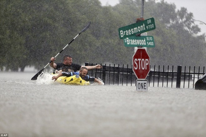 Trận lụt thảm khốc trong lịch sử: Người dân Texas điêu đứng nhìn biển nước mênh mông sau siêu bão Harvey - Ảnh 12.