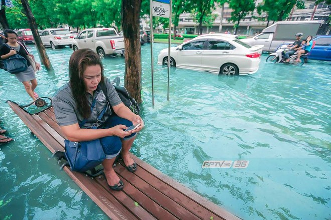 Ch&aacute;n cảnh ngập lụt dầm dề ở Bangkok, d&acirc;n mạng h&ocirc; biến con đường nước đen ng&ograve;m th&agrave;nh d&ograve;ng biển xanh ngắt - Ảnh 8.