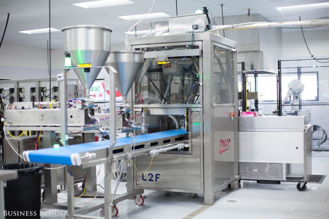 Kh&ocirc;ng chỉ phục vụ nh&agrave; h&agrave;ng, kh&aacute;ch sạn, giờ robot c&ograve;n c&oacute; thể l&agrave;m b&aacute;nh pizza hết sức xuất sắc - Ảnh 8.