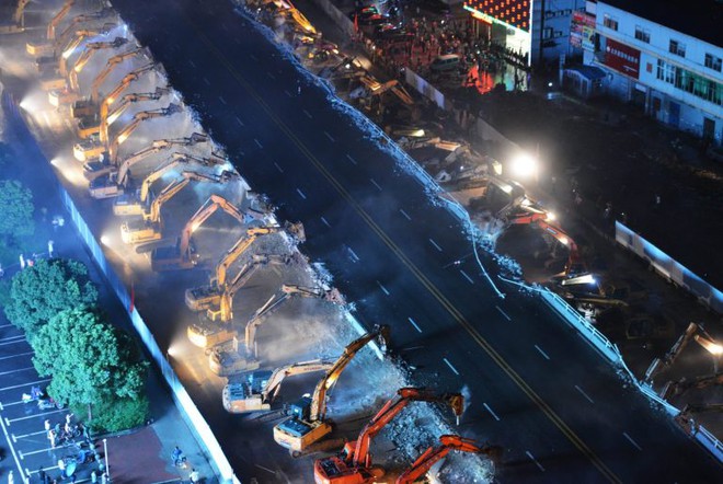 Chỉ sau một đêm, hơn 200 chiếc máy xúc xếp hàng dài đánh sập một cây cầu vượt tại Trung Quốc - Ảnh 8.