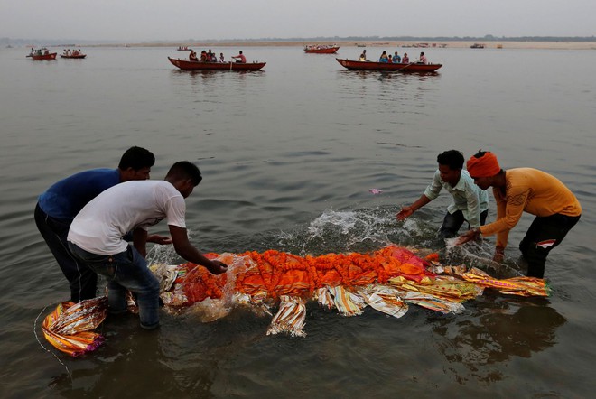 Ấn Độ: Dòng sông thiêng Ganga xưa kia, giờ đã thành dòng sông chết - Ảnh 8.