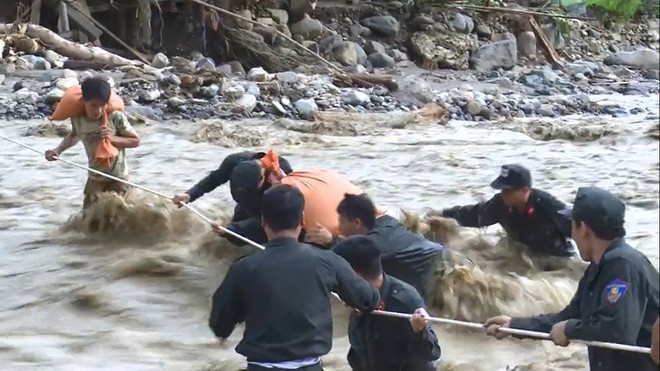 Sơn La: Đu d&acirc;y tiếp gạo, trai tr&aacute;ng ng&atilde; d&uacute;i dụi dưới suối dữ - Ảnh 9.