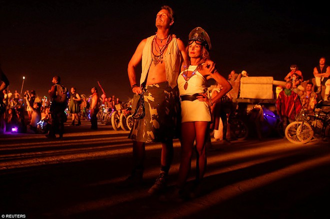 Mỹ: Du kh&aacute;ch tham gia lễ hội Burning Man kinh h&atilde;i khi thấy một người đ&agrave;n &ocirc;ng lao m&igrave;nh v&agrave;o biển lửa - Ảnh 8.