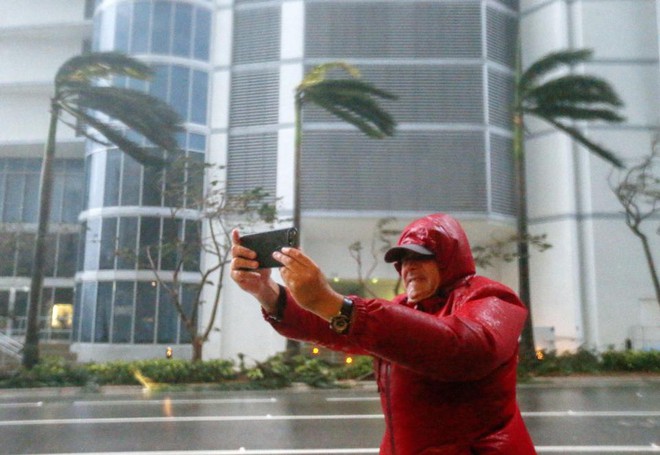 Bất chấp cả mạng sống của bản th&acirc;n v&agrave; người kh&aacute;c, đ&acirc;y l&agrave; những người cuồng selfie bị chỉ tr&iacute;ch mạnh mẽ nhất mạng x&atilde; hội - Ảnh 1.