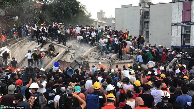 Khung cảnh đổ n&aacute;t tan hoang tại Mexico sau động đất: Nh&agrave; sập, hơn 100 người thiệt mạng v&agrave; những tiếng k&ecirc;u cứu từ khắp nơi - Ảnh 8.