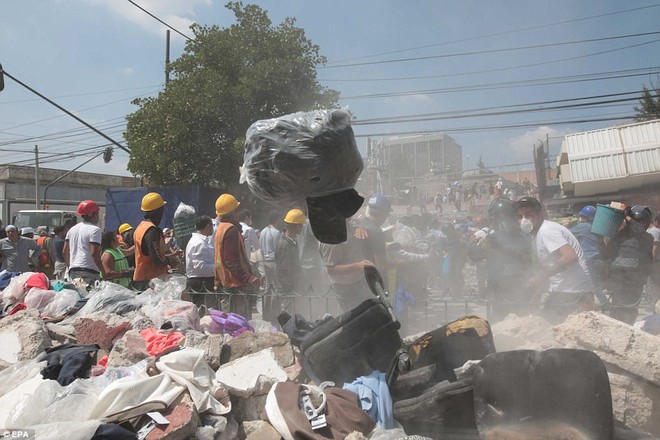 Khung cảnh đổ nát tan hoang tại Mexico sau động đất: Nhà sập, hơn 100 người thiệt mạng và những tiếng kêu cứu từ khắp nơi - Ảnh 23.