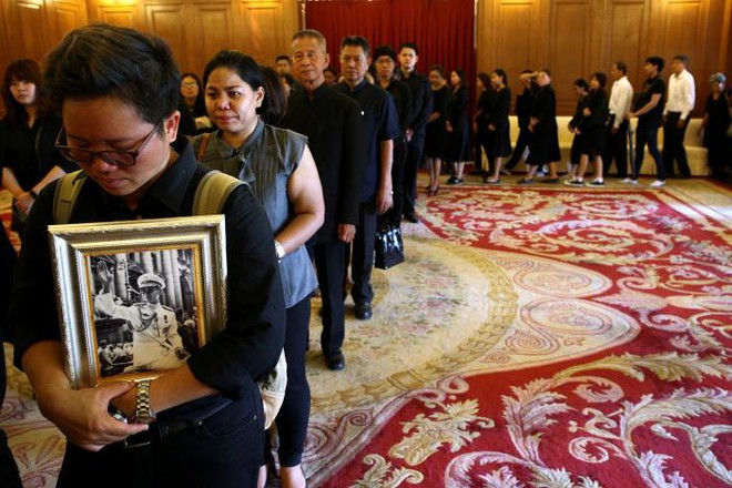 Một năm ngày mất Quốc vương Bhumibol Adulyadej: Những hình ảnh nỗi đau mất mát mà người dân Thái Lan không bao giờ quên - Ảnh 18.