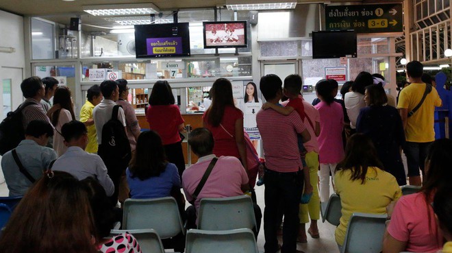 Một năm ngày mất Quốc vương Bhumibol Adulyadej: Những hình ảnh nỗi đau mất mát mà người dân Thái Lan không bao giờ quên - Ảnh 6.