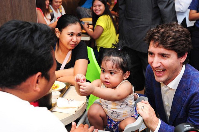 Thủ tướng điển trai Justin Trudeau đi mua gà rán, nước dâu tây và vui vẻ selfie với người hâm mộ tại Philippines - Ảnh 8.