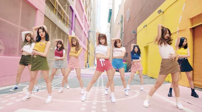 TWICE không nói thì fan cũng chẳng để ý những chi tiết này trong MV mới - Ảnh 8.