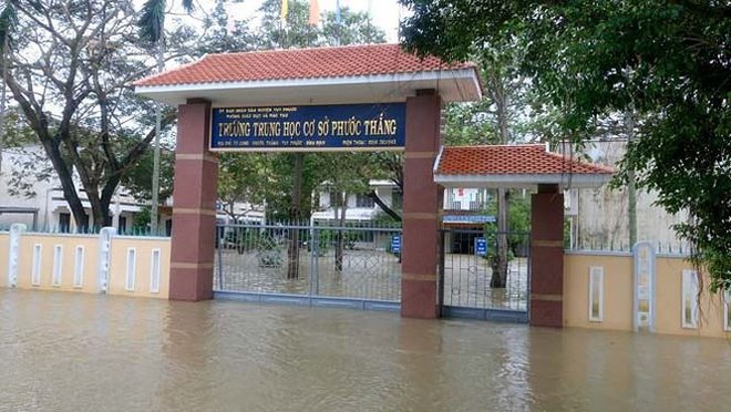 Đường phố B&igrave;nh Định ch&igrave;m trong biển nước, người d&acirc;n d&ugrave;ng m&aacute;y c&agrave;y vượt lũ - Ảnh 9.