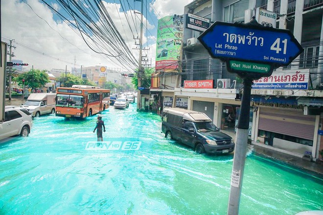Chán cảnh ngập lụt dầm dề ở Bangkok, dân mạng hô biến con đường nước đen ngòm thành dòng biển xanh ngắt - Ảnh 9.