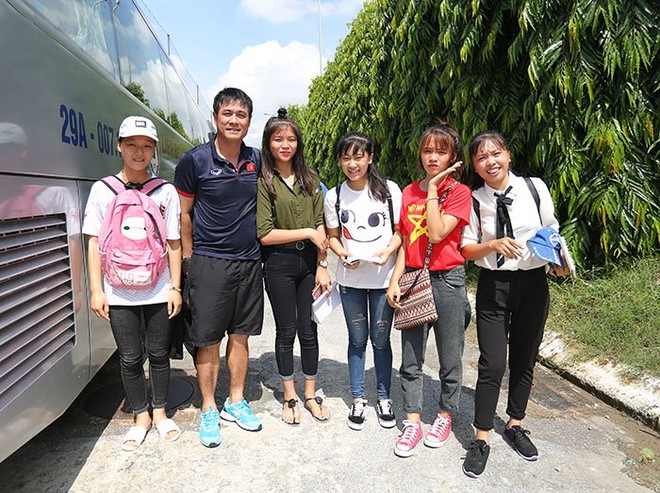 Fan nữ đ&ograve;i k&yacute; l&ecirc;n &aacute;o, C&ocirc;ng Phượng... trốn, nhường đồng đội - Ảnh 9.
