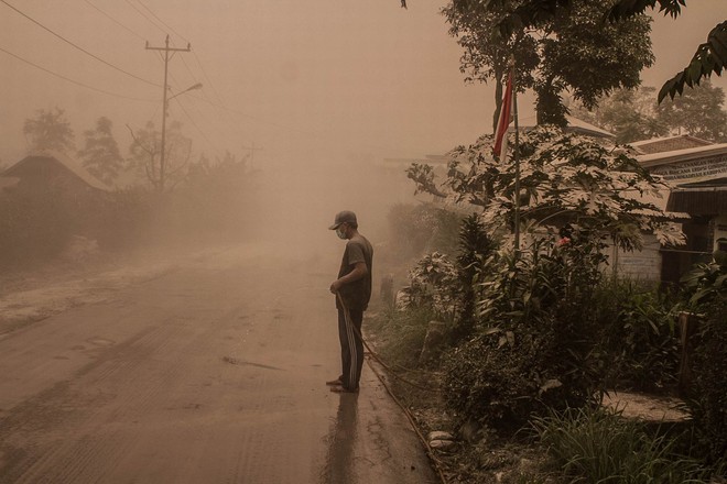 Chỉ sau một đêm, cả thị trấn ở Indonesia bỗng mù mịt như ngày tận thế - Ảnh 9.