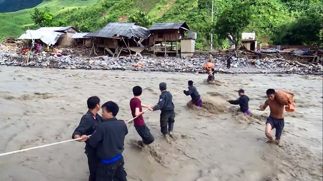 Sơn La: Đu d&acirc;y tiếp gạo, trai tr&aacute;ng ng&atilde; d&uacute;i dụi dưới suối dữ - Ảnh 10.
