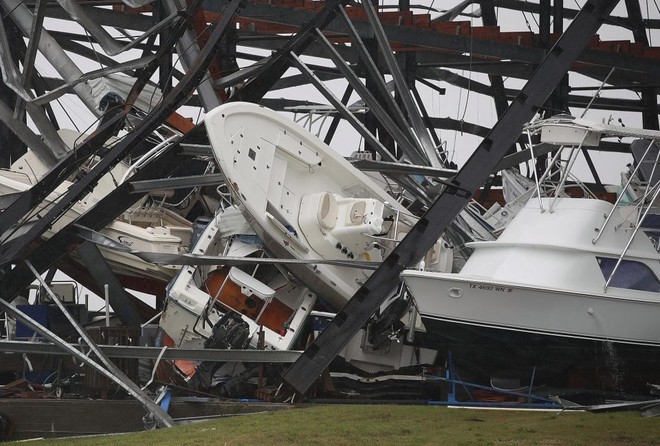 Những hình ảnh kinh khủng nhất từ siêu bão Harvey - cơn ác mộng của người dân Mỹ - Ảnh 14.