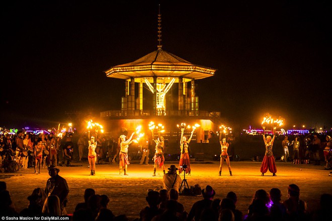 Mỹ: Du kh&aacute;ch tham gia lễ hội Burning Man kinh h&atilde;i khi thấy một người đ&agrave;n &ocirc;ng lao m&igrave;nh v&agrave;o biển lửa - Ảnh 9.