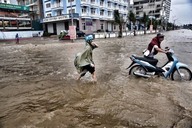 [ẢNH] Bão số 10 vào bờ: Bãi biển Sầm Sơn tan hoang trong sóng dữ - Ảnh 9.