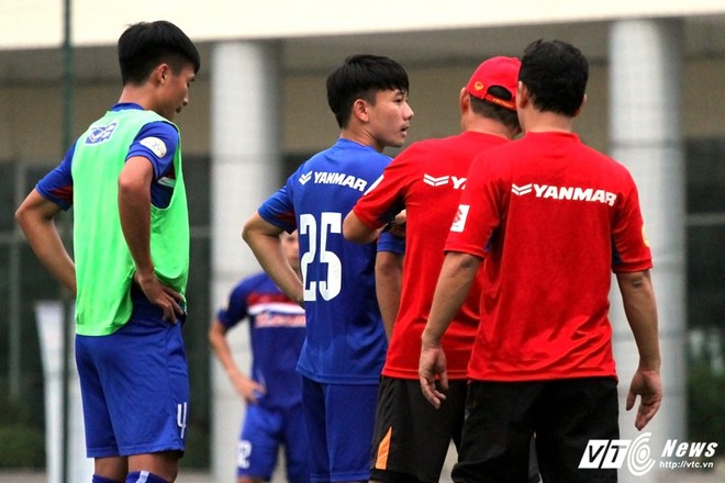 HLV Park Hang Seo cùng trợ lý hò hét, lôi Công Phượng về vị trí - Ảnh 9.