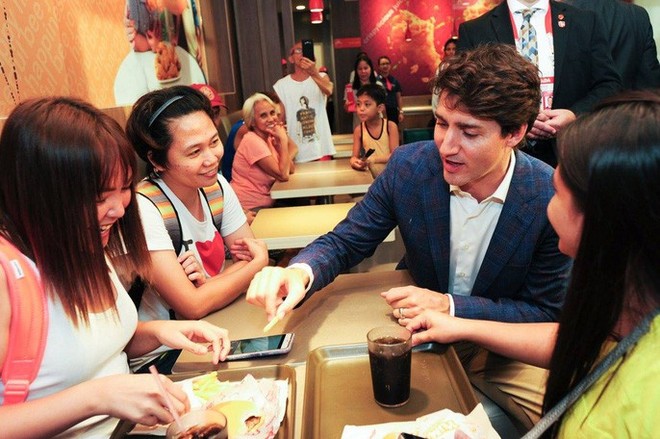 Thủ tướng điển trai Justin Trudeau đi mua gà rán, nước dâu tây và vui vẻ selfie với người hâm mộ tại Philippines - Ảnh 9.