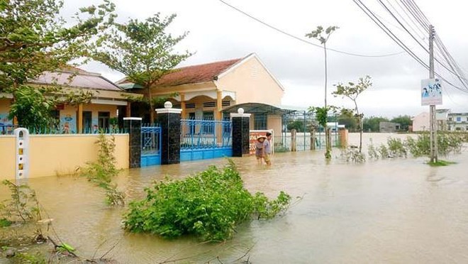 Đường phố Bình Định chìm trong biển nước, người dân dùng máy cày vượt lũ - Ảnh 10.